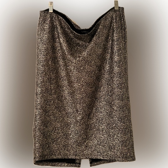 TORRID SKIRT SIZE:1 WAIST:19” LENGTH:24” This skirt has a lot of stretch to it. - Picture 5 of 13